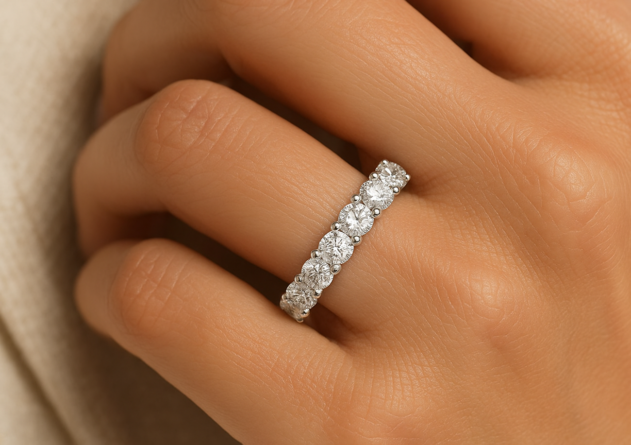 טבעת איטרניטי מוקפת יהלומים, קסם שאי אפשר להסיר ממנו את המבט