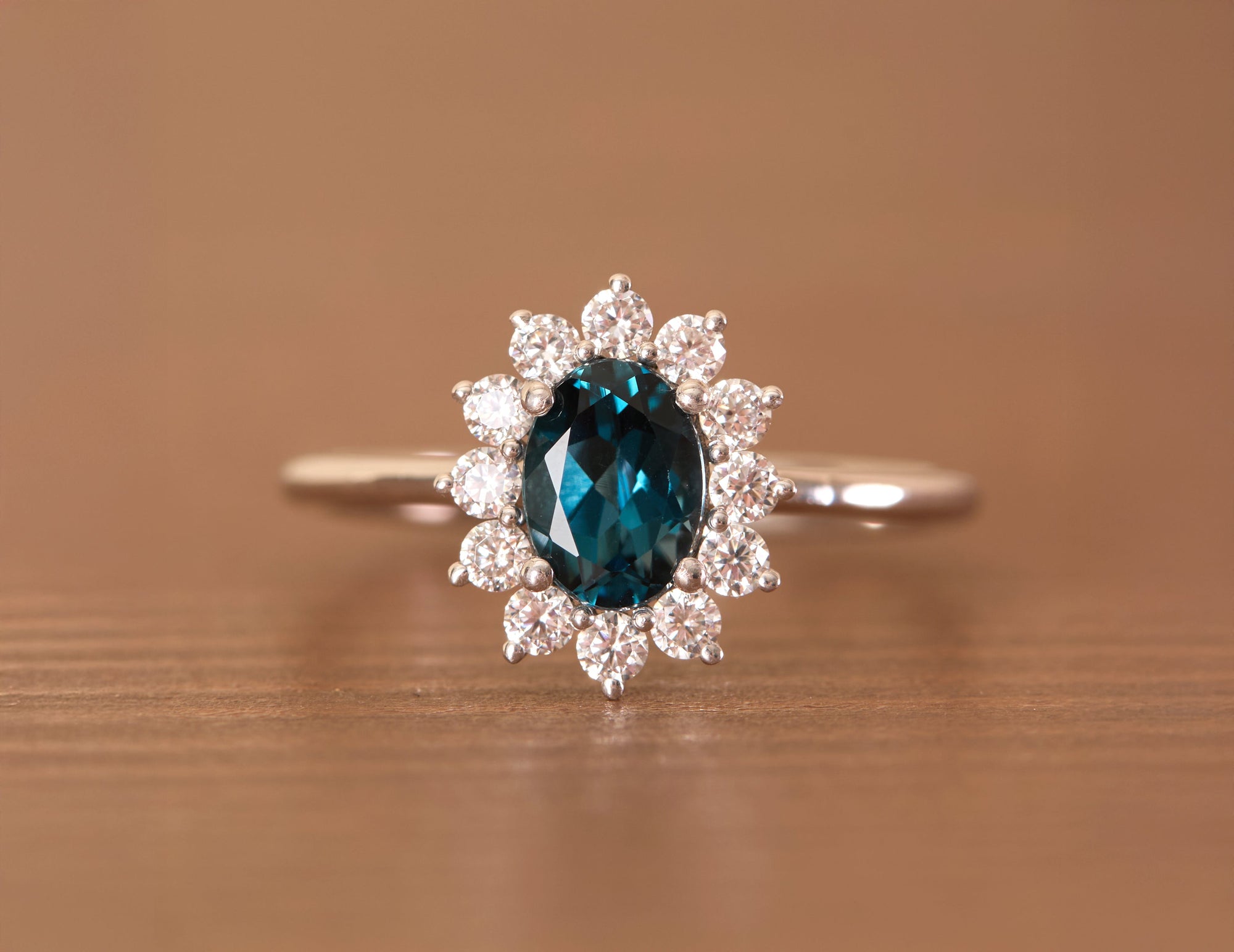 טבעת האירוסין של הנסיכה דיאנה: סמל לאצילות, עוצמה ונשיות על-זמנית