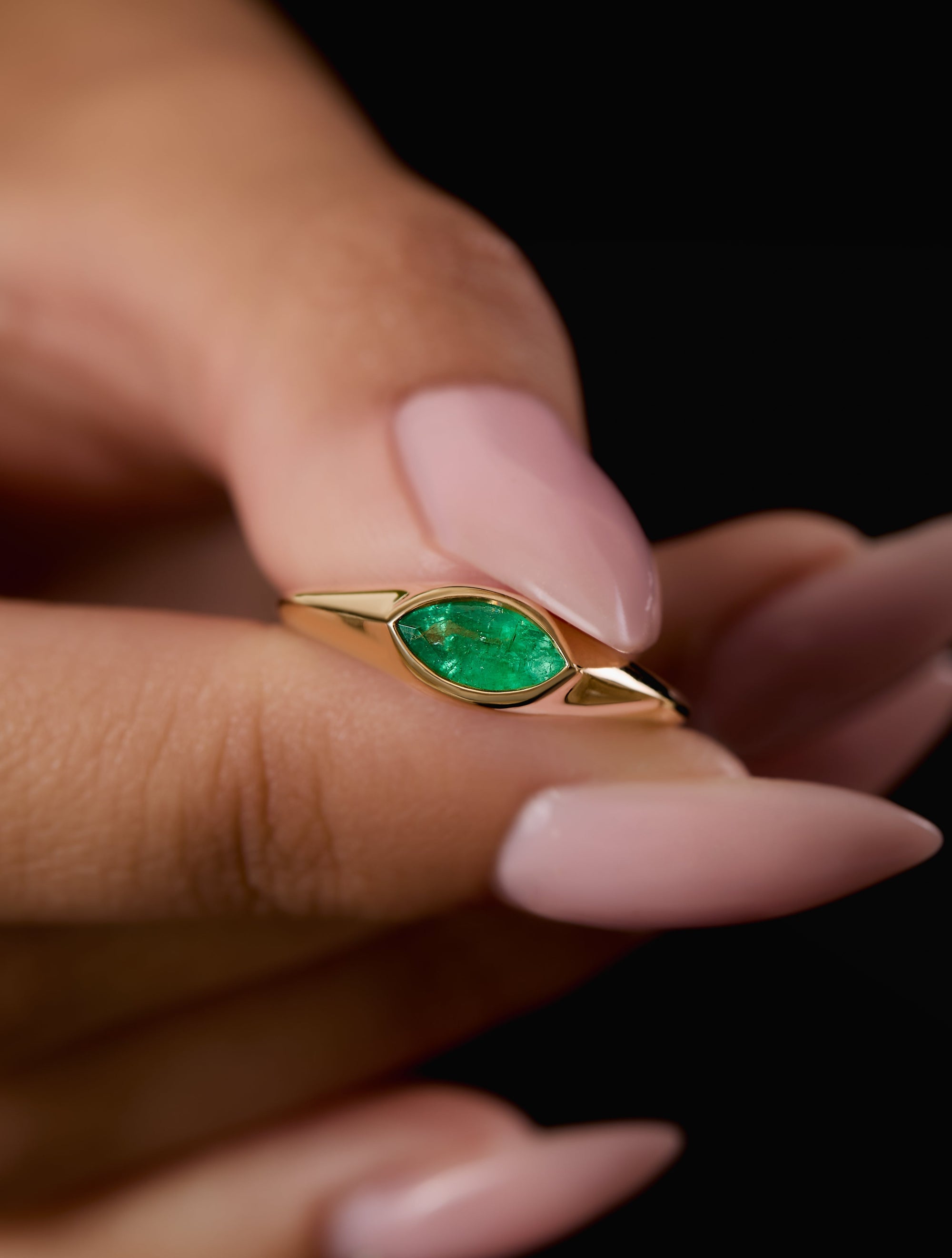 הקסם של אבן אמרלד (בָּרֶקֶת) - עומק, יוקרה והיסטוריה בת אלפי שנים