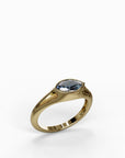 טבעת זהב צהוב דגם Angie עם אבן בלו טופז מרקיזה כחולה עמוקה