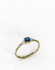 טבעת Luna מזהב צהוב בשיבוץ אבן ספיר ויהלומים