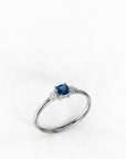 טבעת Luna מזהב לבן בשיבוץ אבן ספיר כחולה ויהלומים
