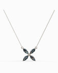 שרשרת Marquise Blue Topaz מזהב לבן 14 קראט בעיצוב פרח עם ארבע אבני בלו טופז כחולות ויהלום טבעי במרכז