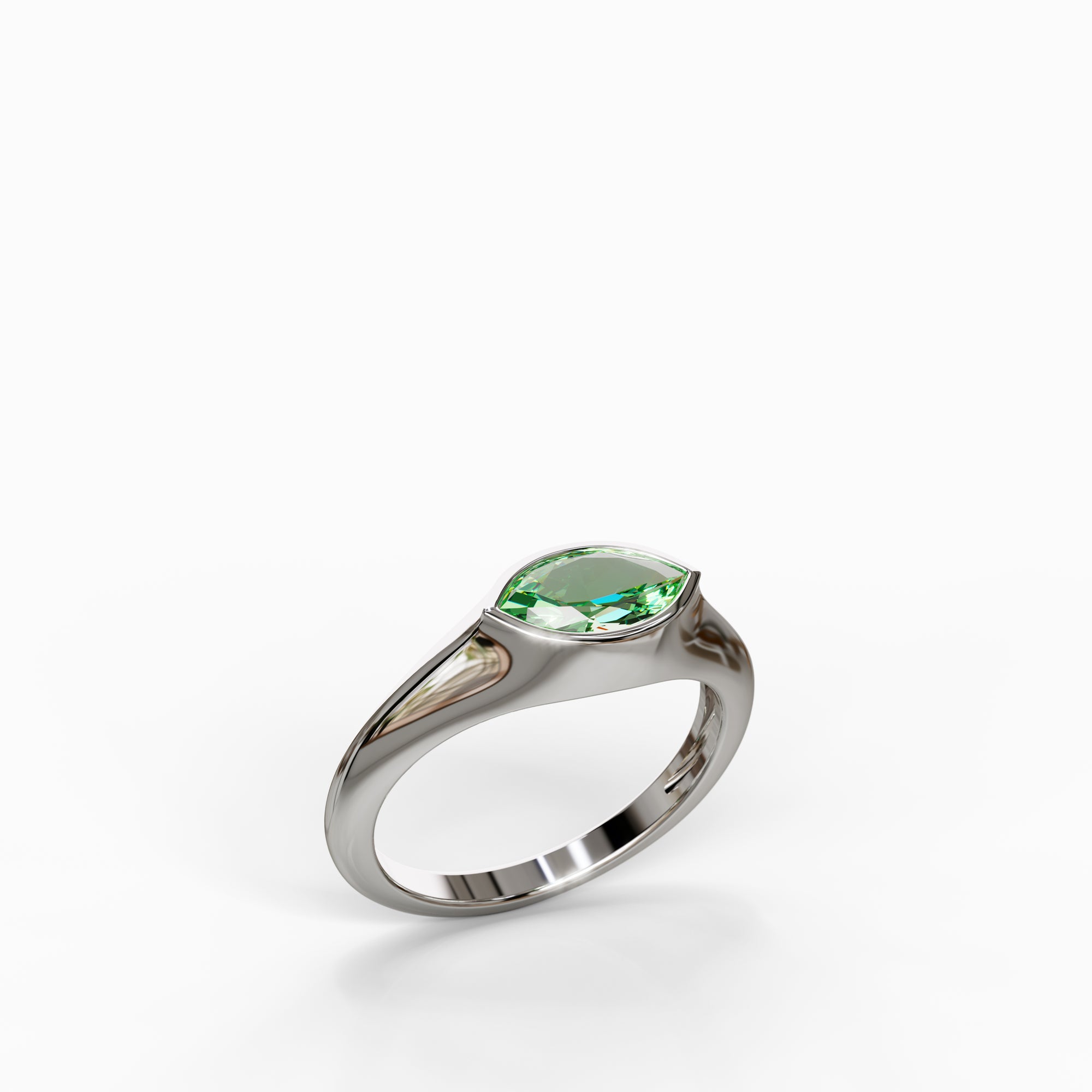 טבעת אמרלד דגם Angie מזהב לבן - עיצוב נקי ועל-זמני המדגיש את הצבע הירוק העשיר של האבן