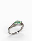 טבעת אמרלד דגם Angie מזהב לבן - עיצוב נקי ועל-זמני המדגיש את הצבע הירוק העשיר של האבן