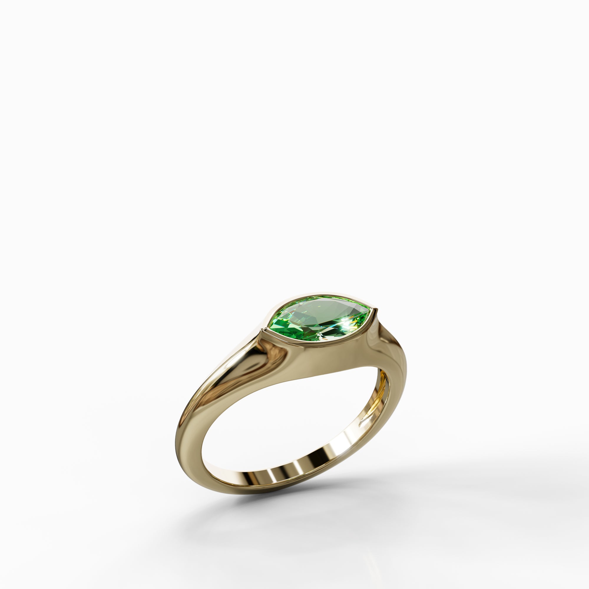 טבעת Angie מזהב צהוב 14 קראט בשיבוץ אבן אמרלד ירוקה ויוקרתית בחיתוך מרקיזה