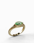 טבעת Angie מזהב צהוב 14 קראט בשיבוץ אבן אמרלד ירוקה ויוקרתית בחיתוך מרקיזה