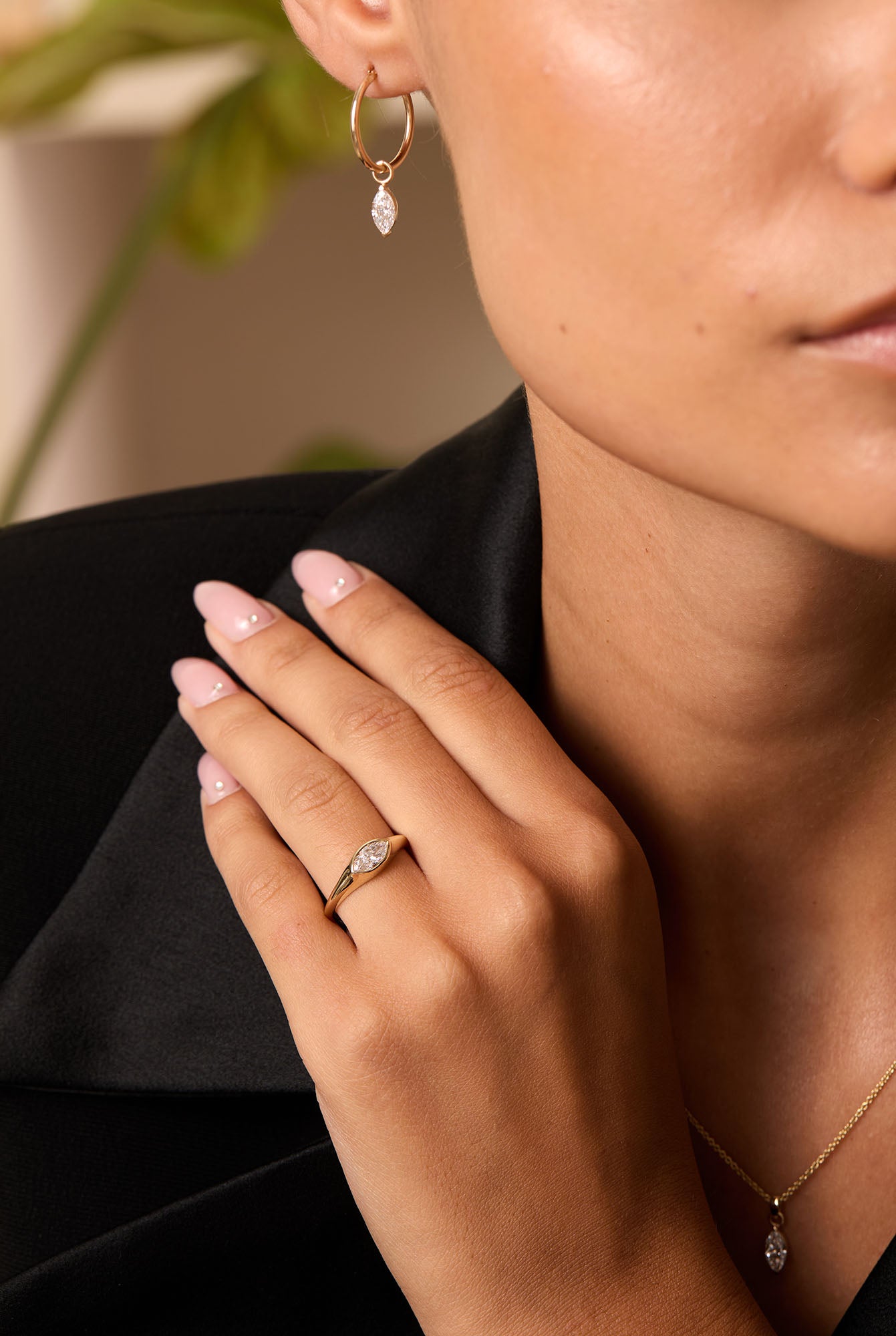 טבעת היהלום Angie על היד – תכשיט בעיצוב מתוחכם ועל-זמני