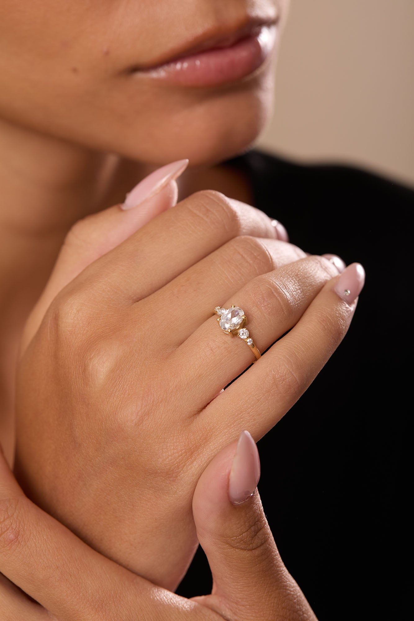 טבעת אירוסין Bianca עם יהלום אובל על אצבע של אישה