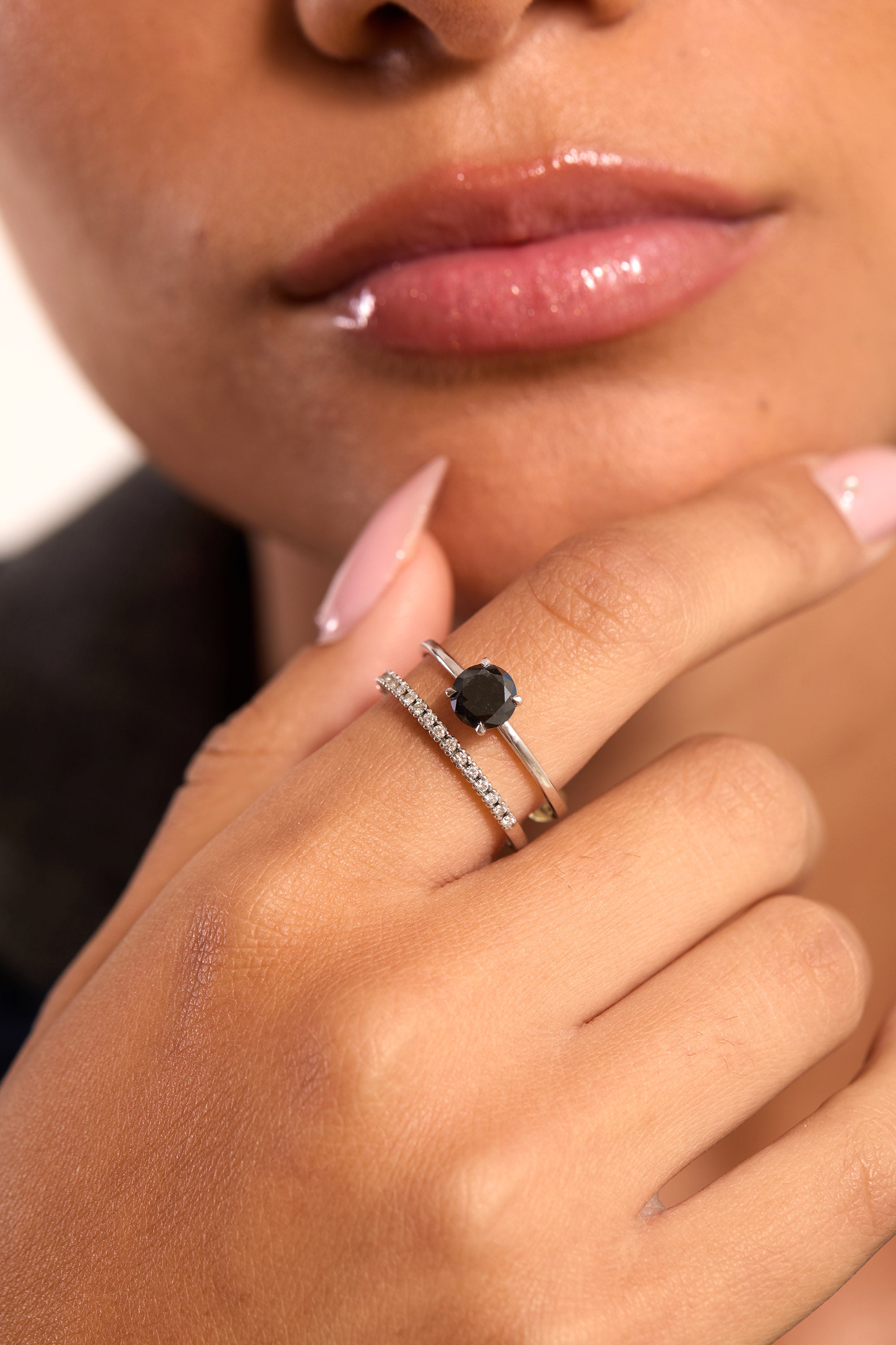 טבעת סוליטר עם יהלום שחור 1 קראט על היד להמחשת הגודל והנוכחות