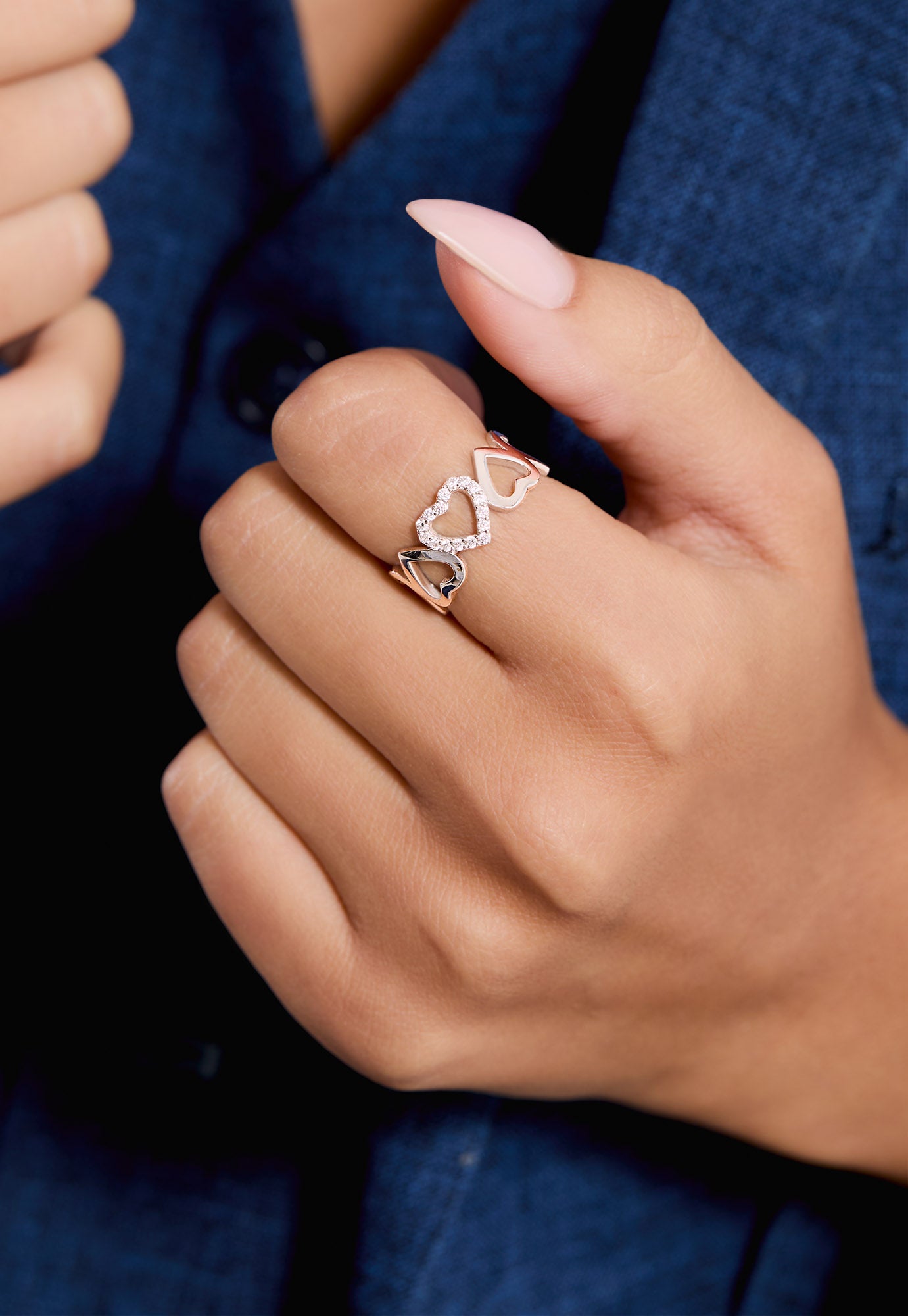 טבעת לבבות ויהלומים דגם Celline על אצבע של אישה