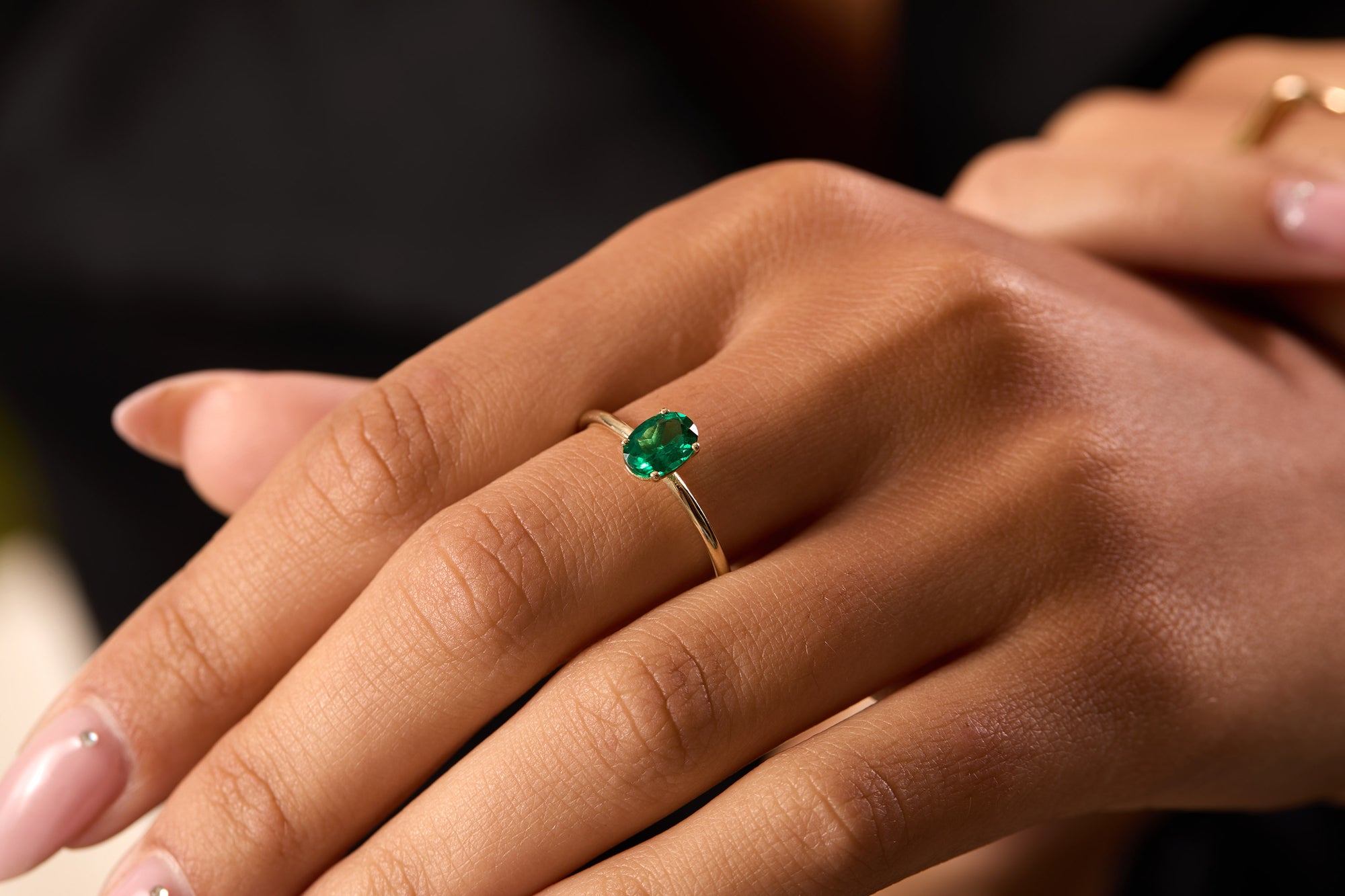 טבעת זהב עם אבן אמרלד צ'תאם על היד