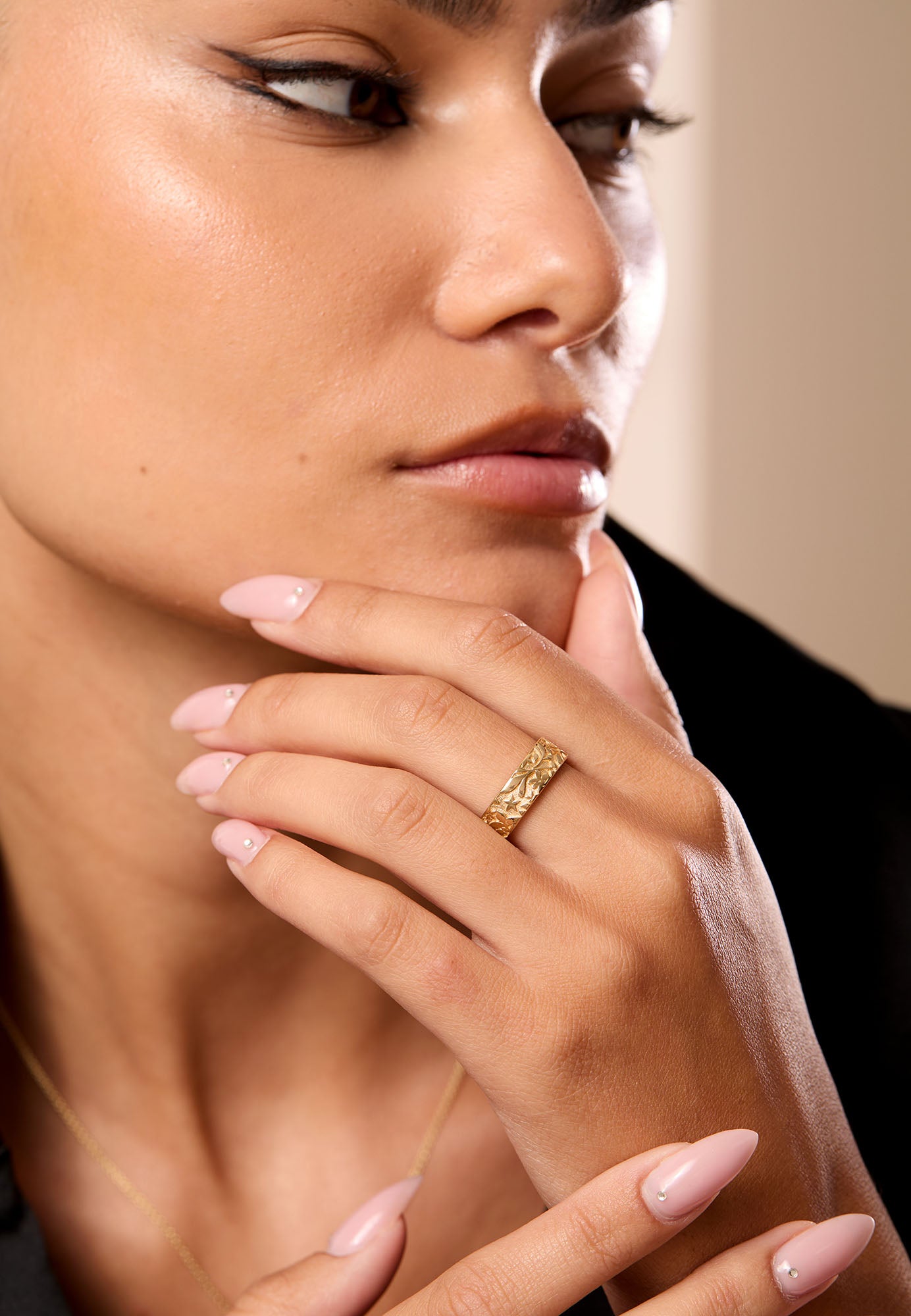 טבעת Danielle בעיצוב ייחודי על היד – טבעת נישואין ברוחב אידיאלי