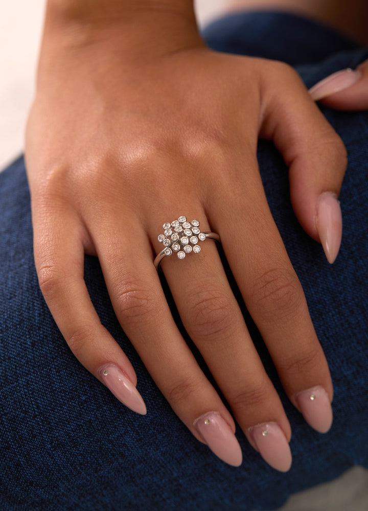 טבעת פרח משובצת יהלומים על היד - תכשיט הצהרה יוקרתי המשלב צמיחה, יופי ונשיות