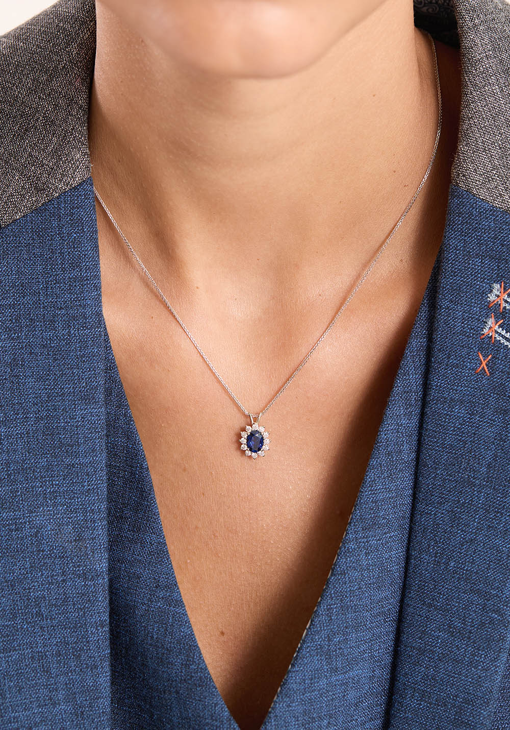 שרשרת ספיר ויהלומים דגם Diana על צוואר של אישה