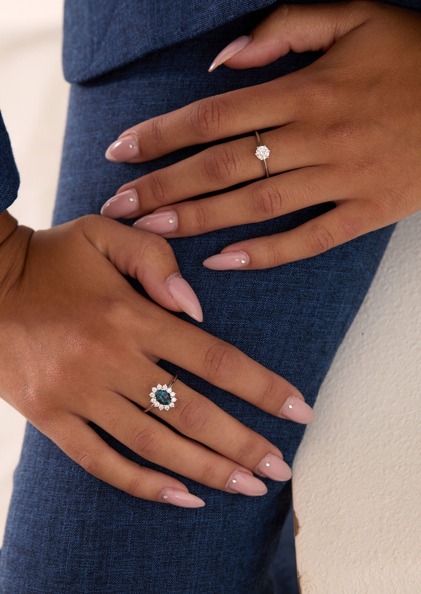 טבעת ספיר כחולה ויהלומים דגם Diana על יד של אישה