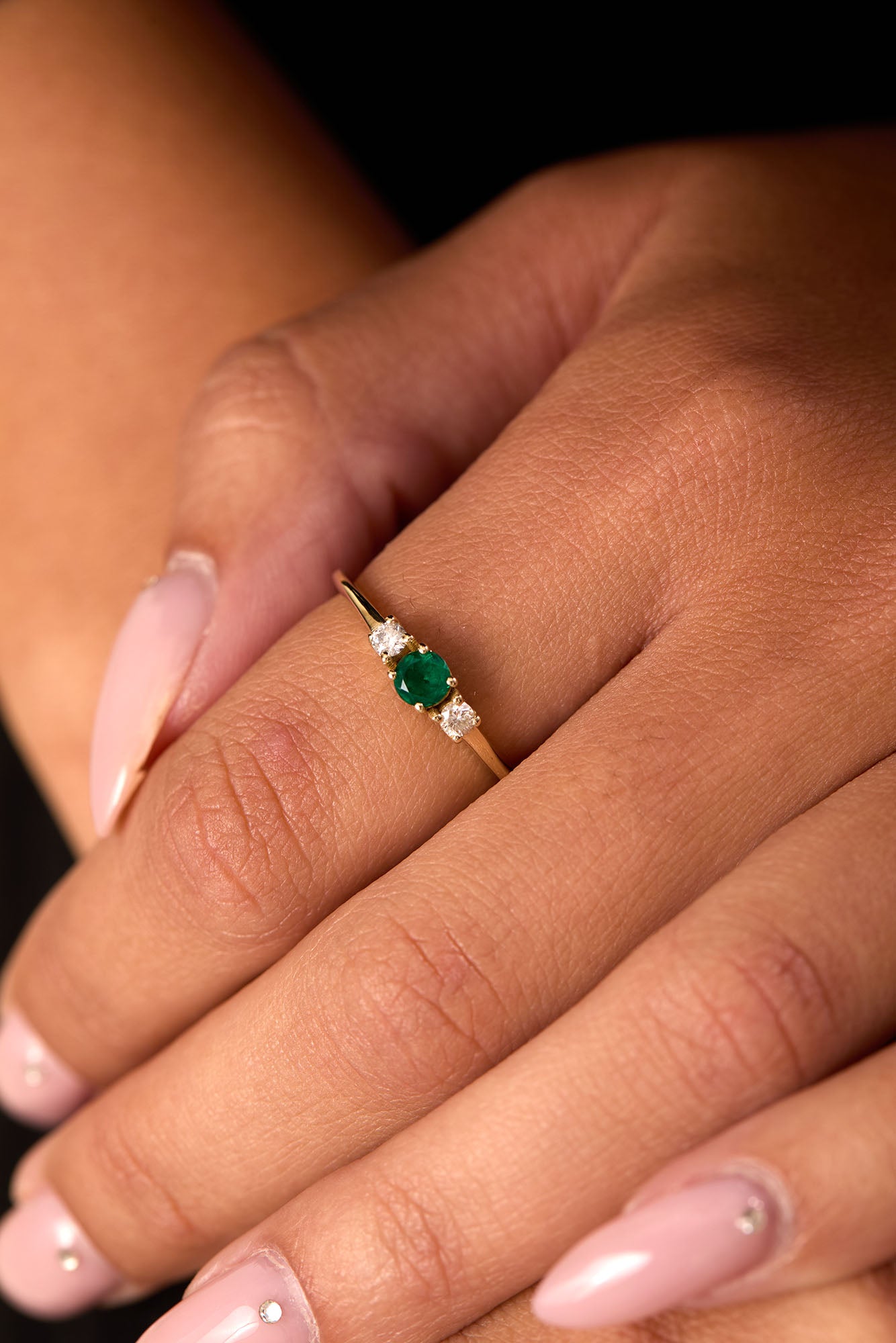 טבעת אמרלד ויהלומים בזהב 14 קראט על האצבע למראה יוקרתי