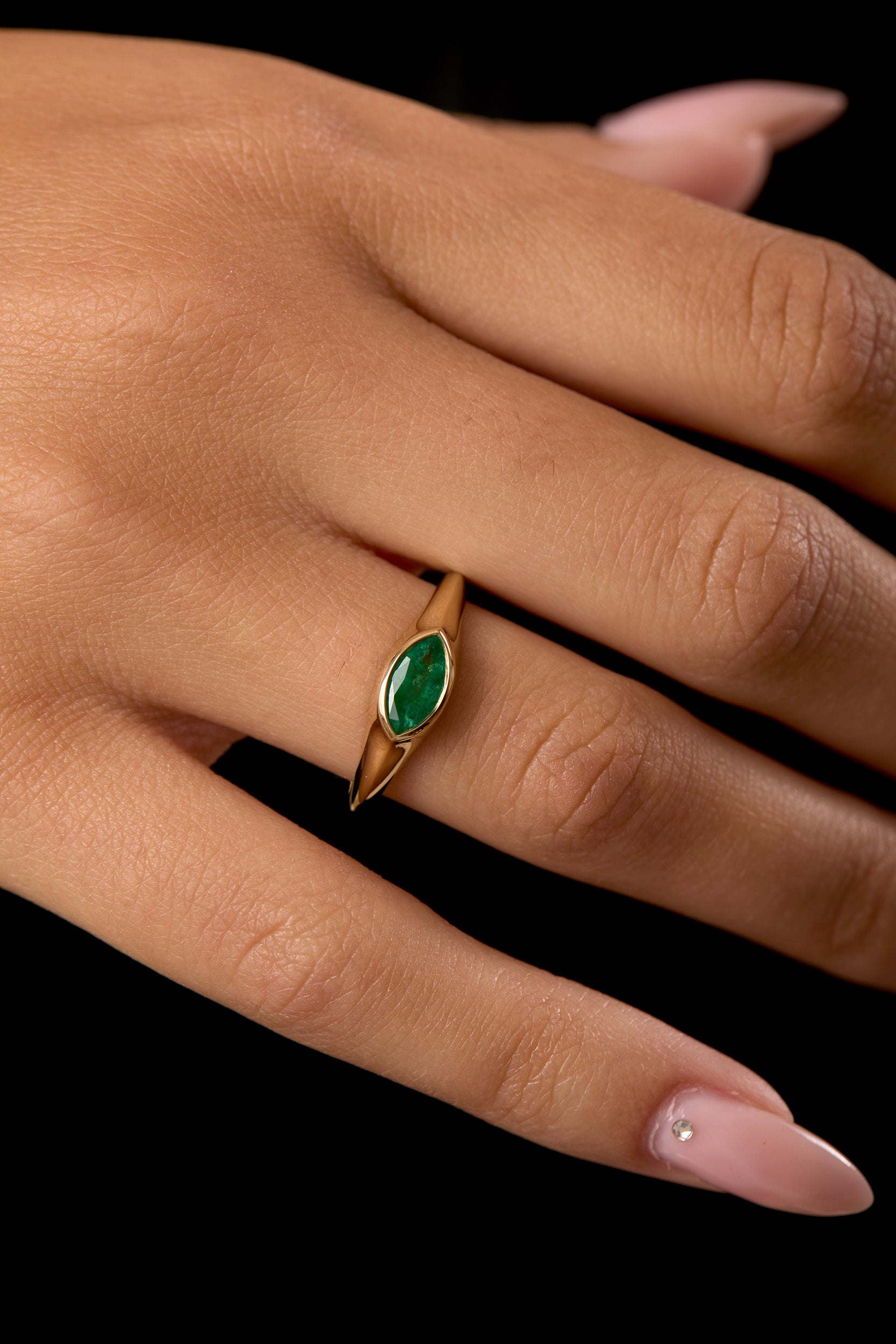 טבעת חן עם אבן אמרלד בעיצוב עדין על היד - מתנה יוקרתית עם נוכחות מלאה בסטייל