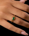 טבעת חן עם אבן אמרלד בעיצוב עדין על היד - מתנה יוקרתית עם נוכחות מלאה בסטייל