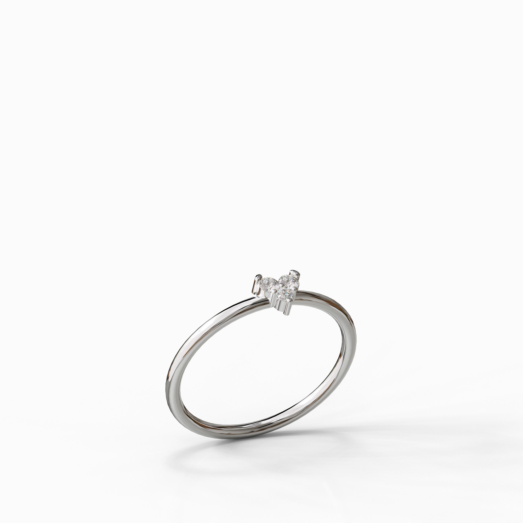 טבעת זהב לבן דגם Emily בשיבוץ יהלומים עדין ויוקרתי