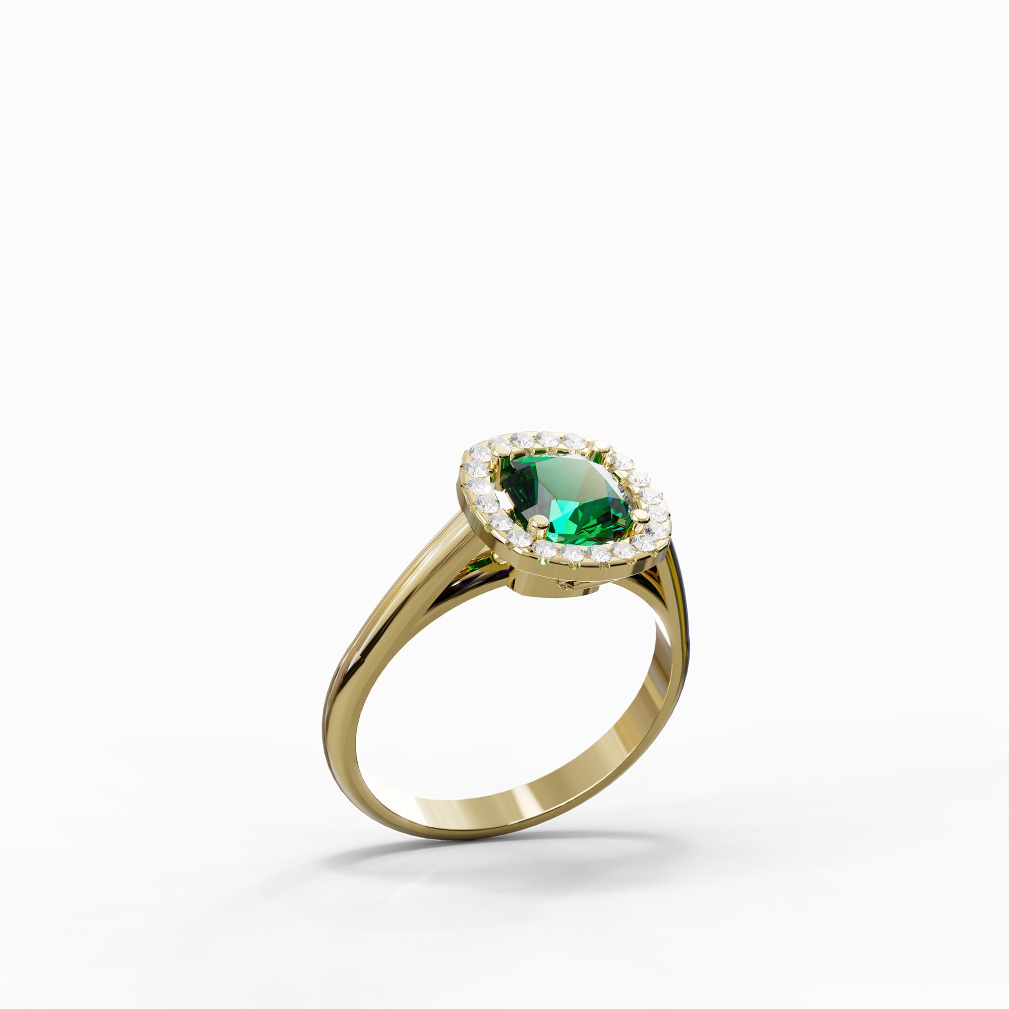 טבעת Evergreen מזהב צהוב בשיבוץ אבן אמרלד ירוקה והילת יהלומים