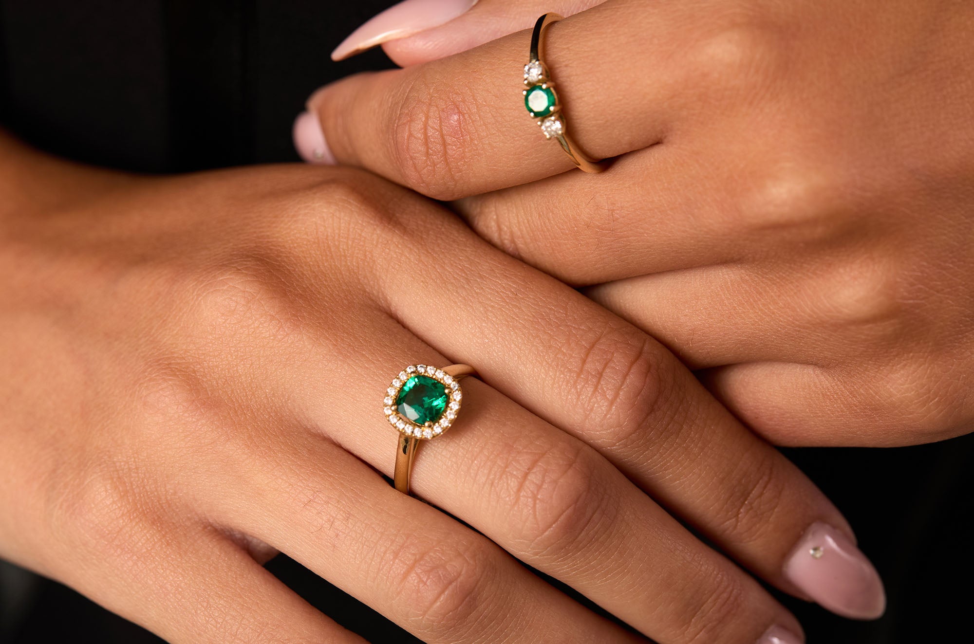 טבעת זהב עם אבן אמרלד מרכזית דגם Evergreen על היד