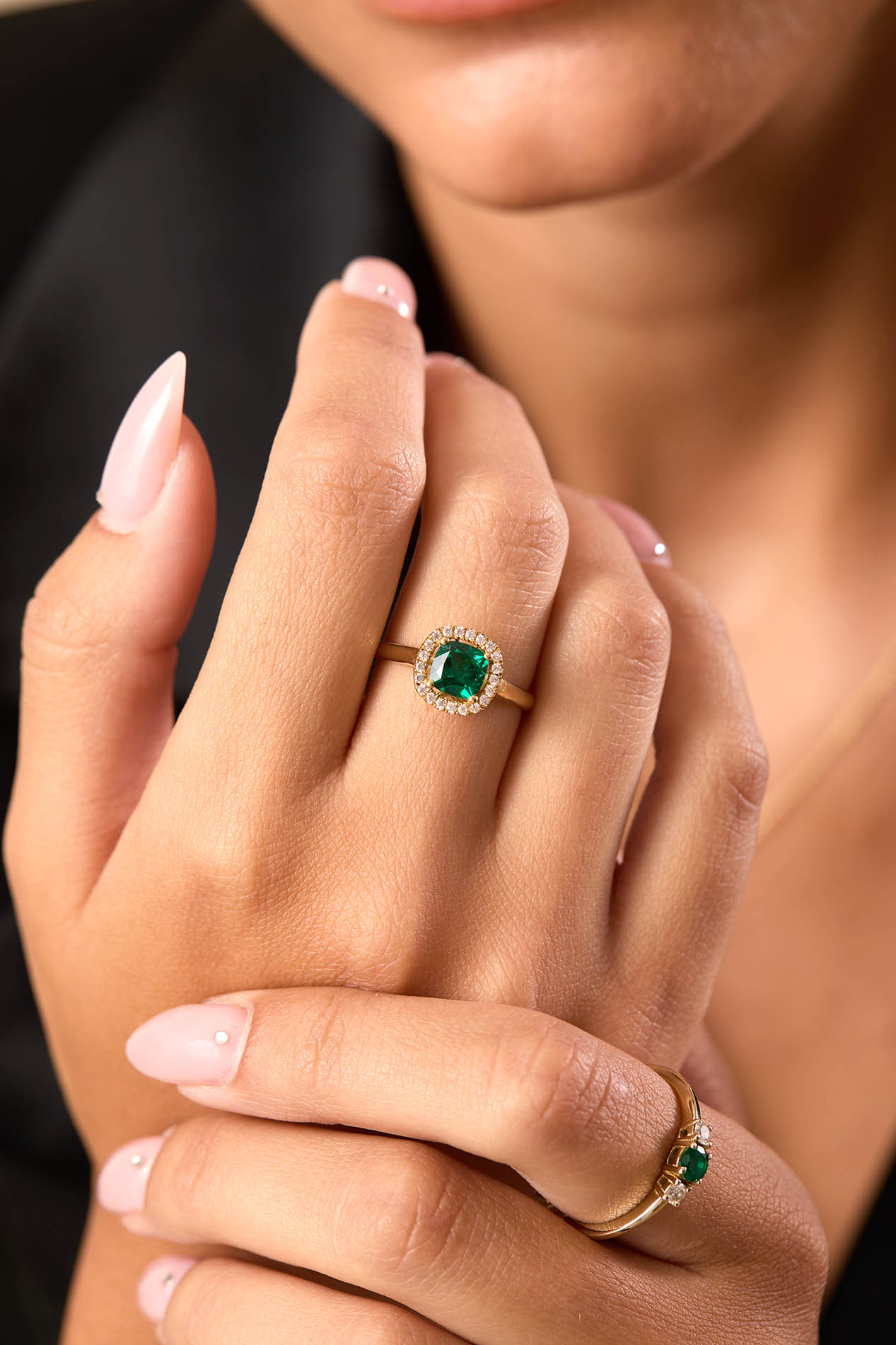 טבעת זהב לבן עם אבן אמרלד מרכזית דגם Evergreen על היד