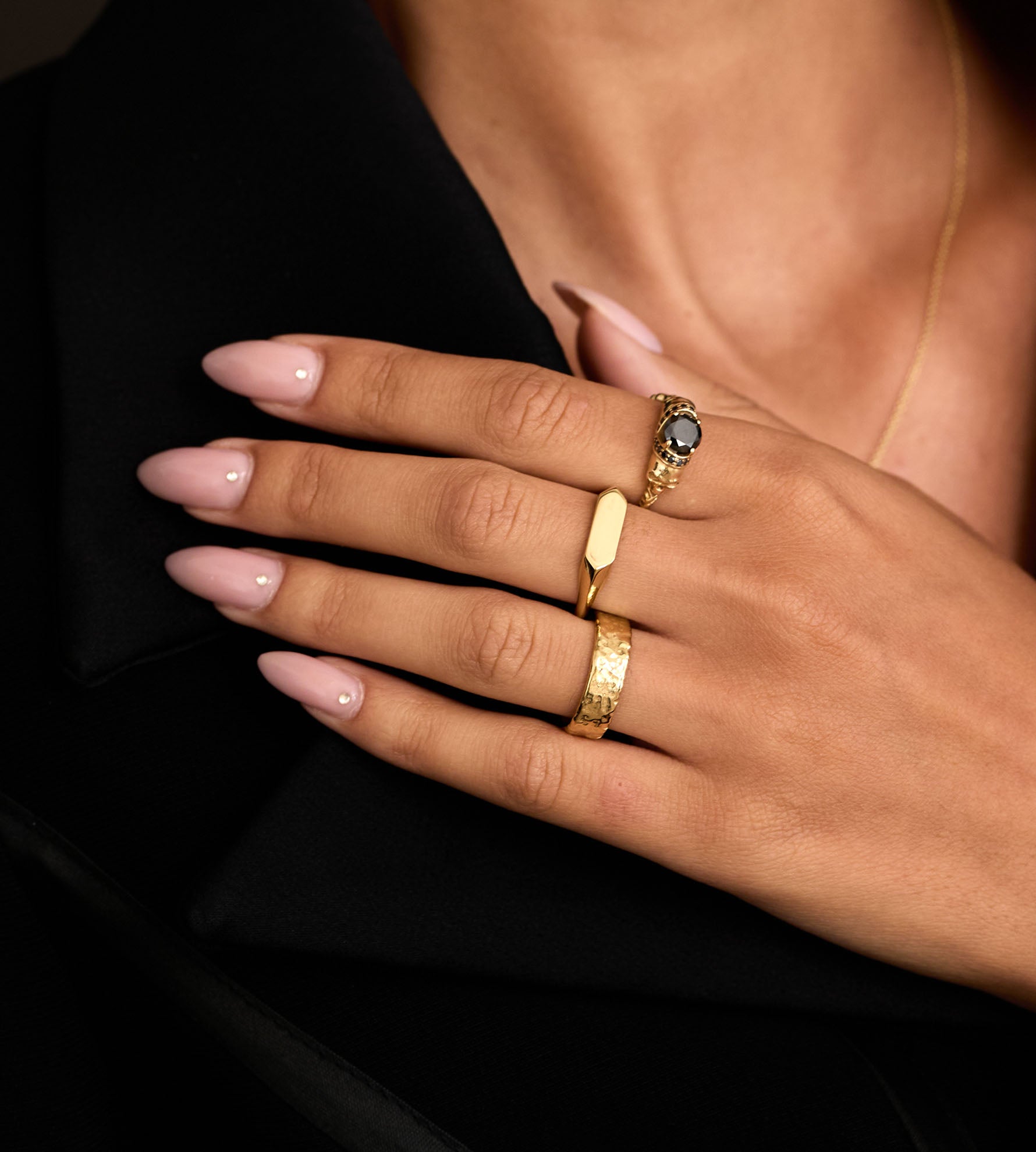 טבעת זהב Gally על היד – תכשיט המעביר מסר של יוקרה בסטייל מינימליסטי ועדכני