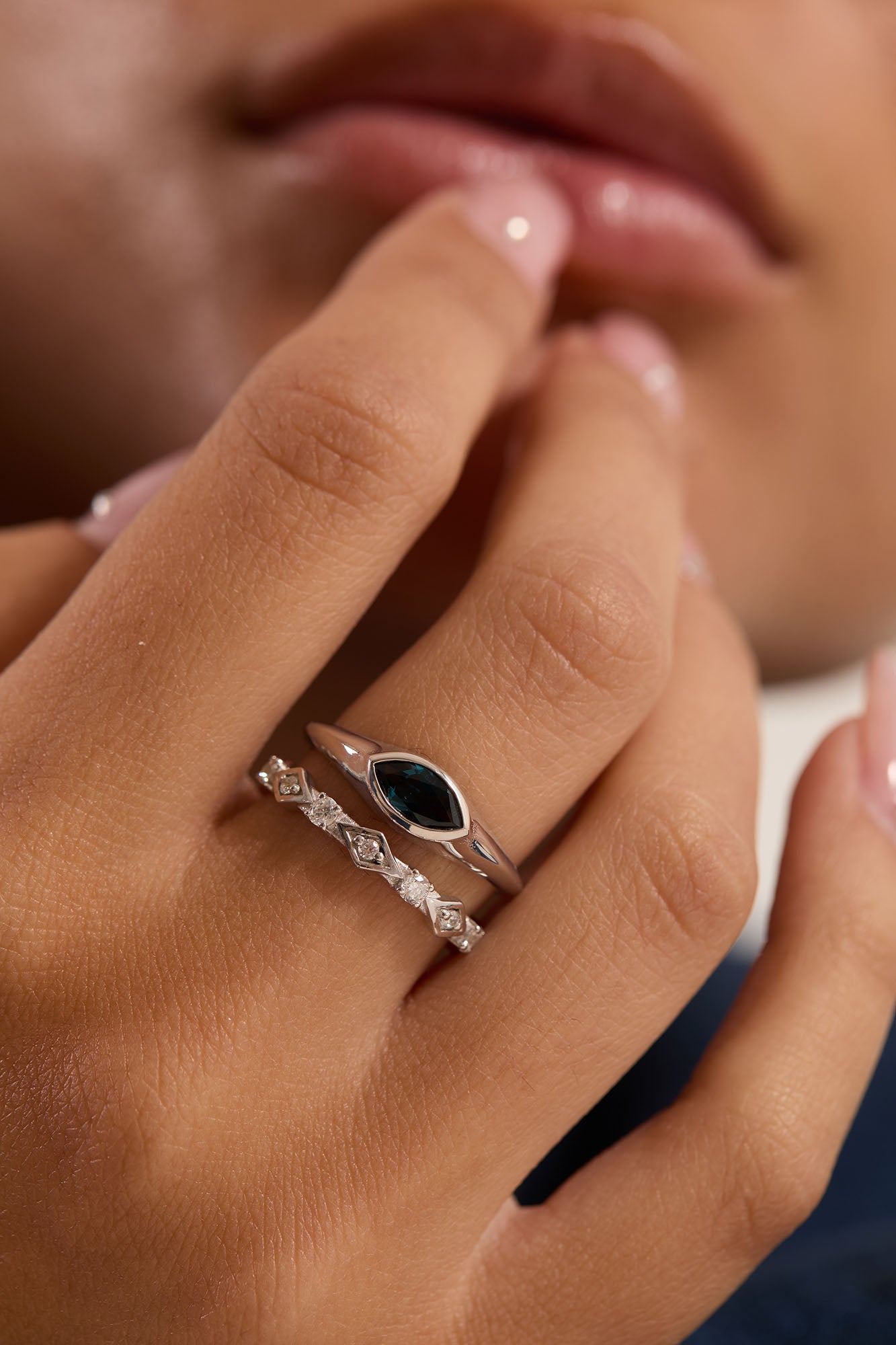 טבעת יהלומים מעוצבת דגם Glamor משולבת בסט טבעות על היד