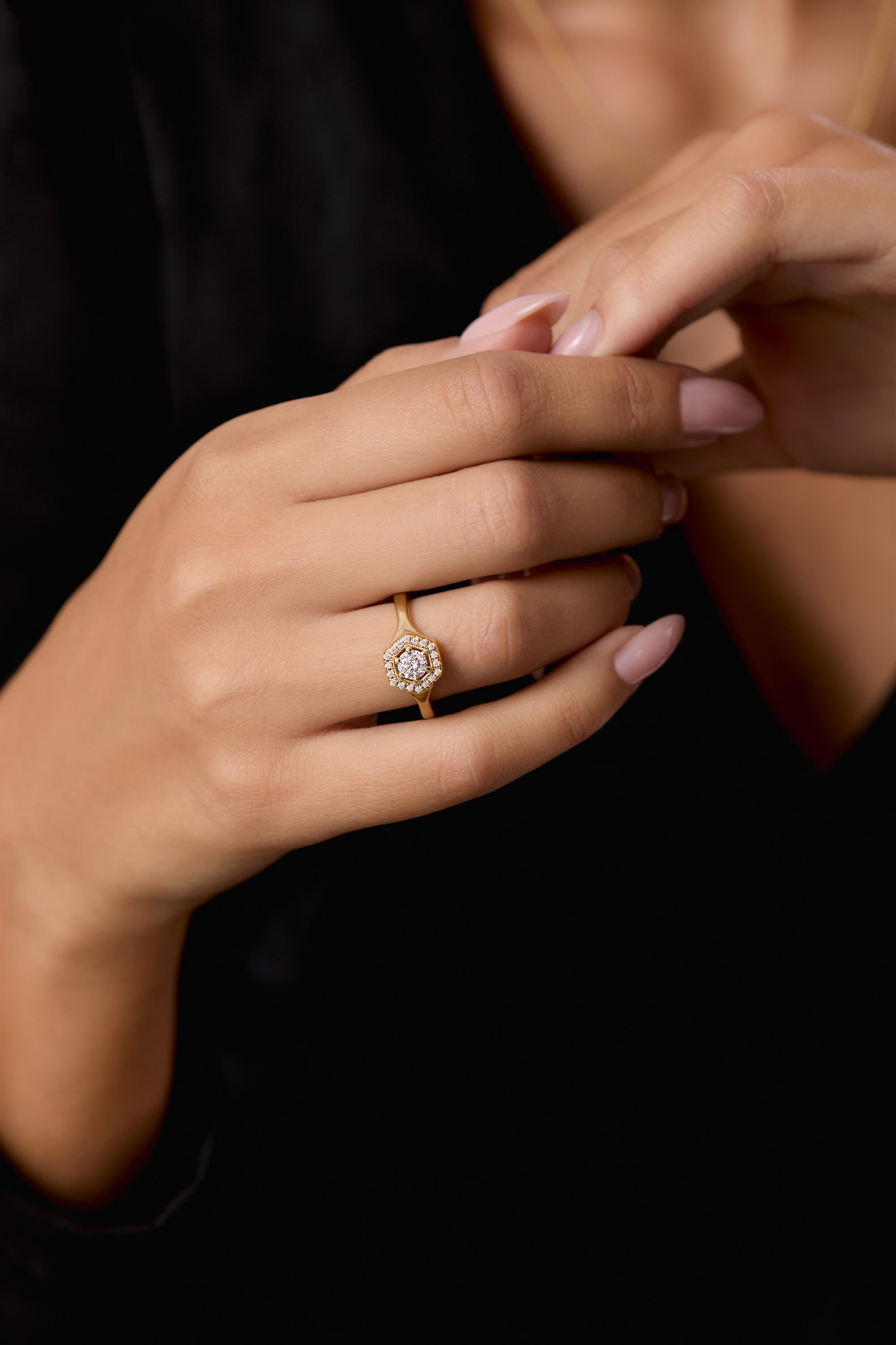 טבעת יהלום משושה נוצצת על היד - תכשיט יוקרתי בעבודת יד המעניק מראה עוצמתי ואלגנטי