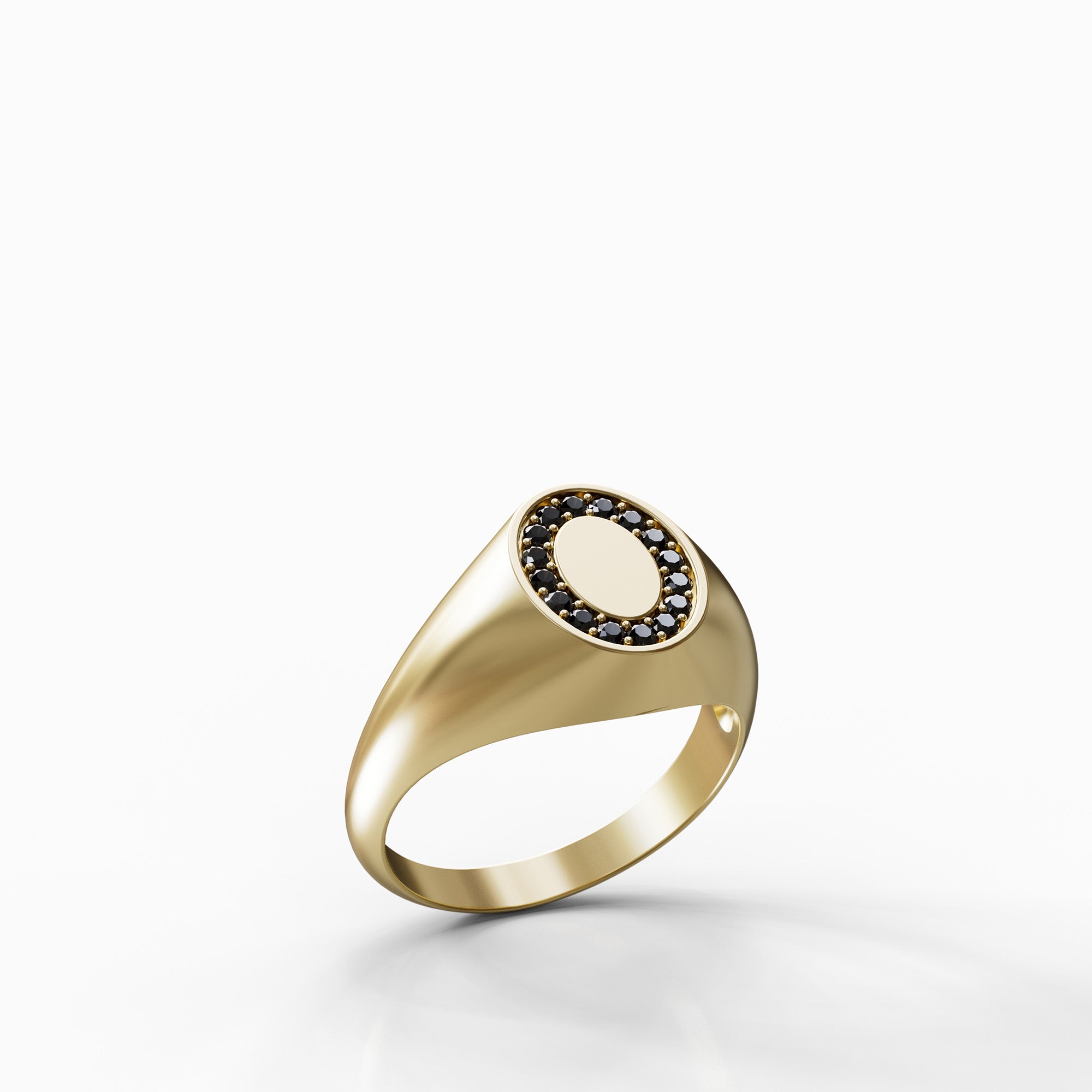 טבעת חותם Kamil מזהב צהוב בשיבוץ יהלומים שחורים וגימור מט