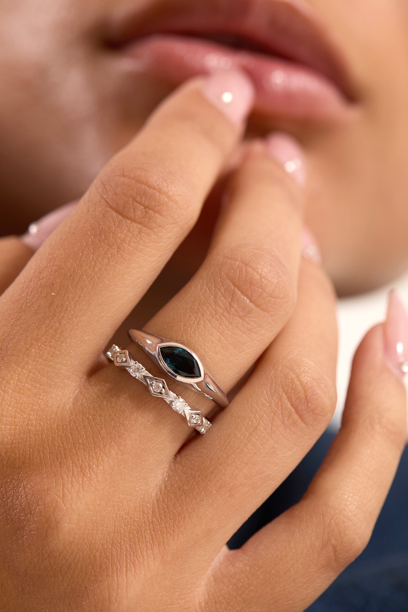 טבעת בלו טופז לונדון בעיצוב נקי ואלגנטי על היד