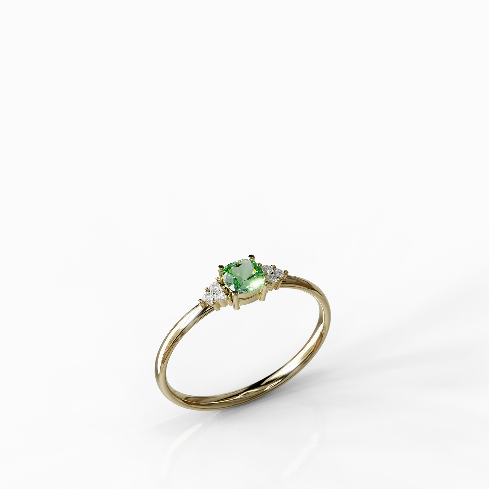 טבעת Luna מזהב צהוב בשיבוץ אבן אמרלד ירוקה ויהלומים