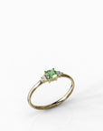 טבעת Luna מזהב צהוב בשיבוץ אבן אמרלד ירוקה ויהלומים
