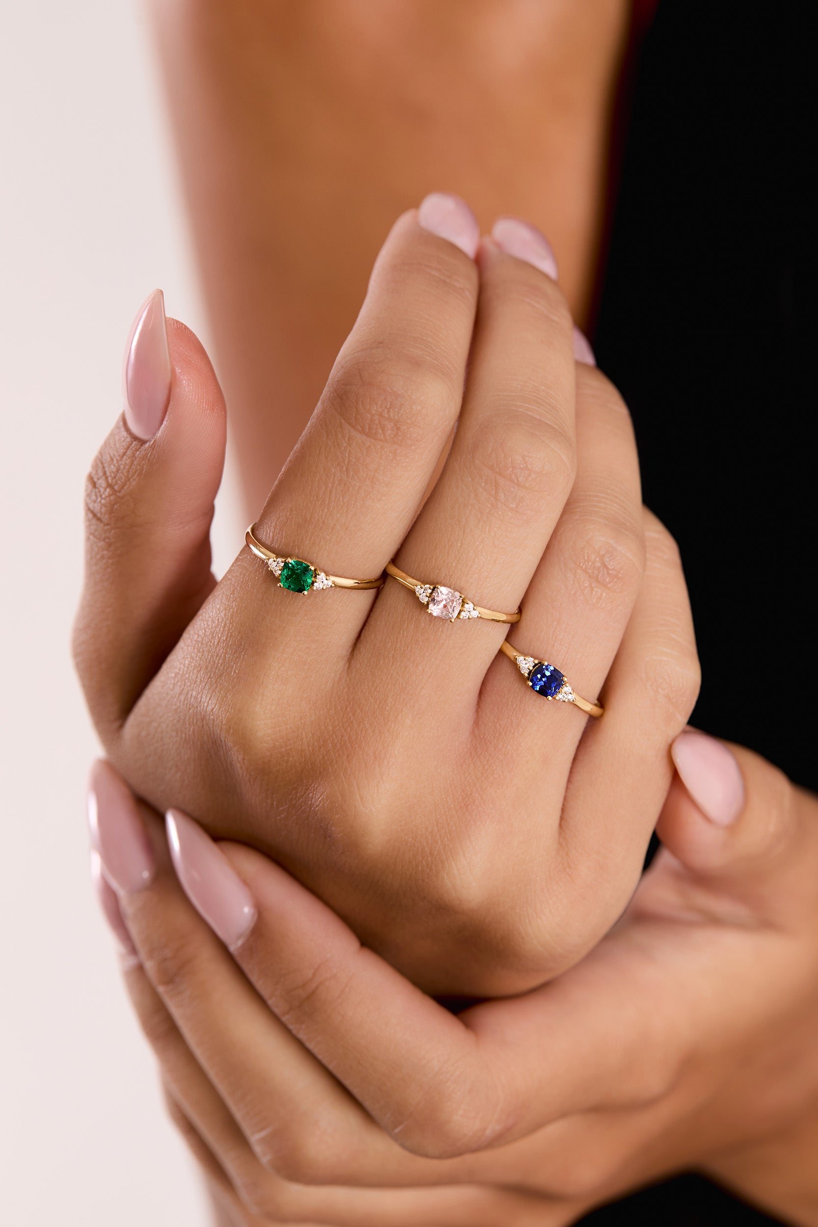 טבעת אבן אמרלד ויהלומים דגם Luna על אצבע של אישה