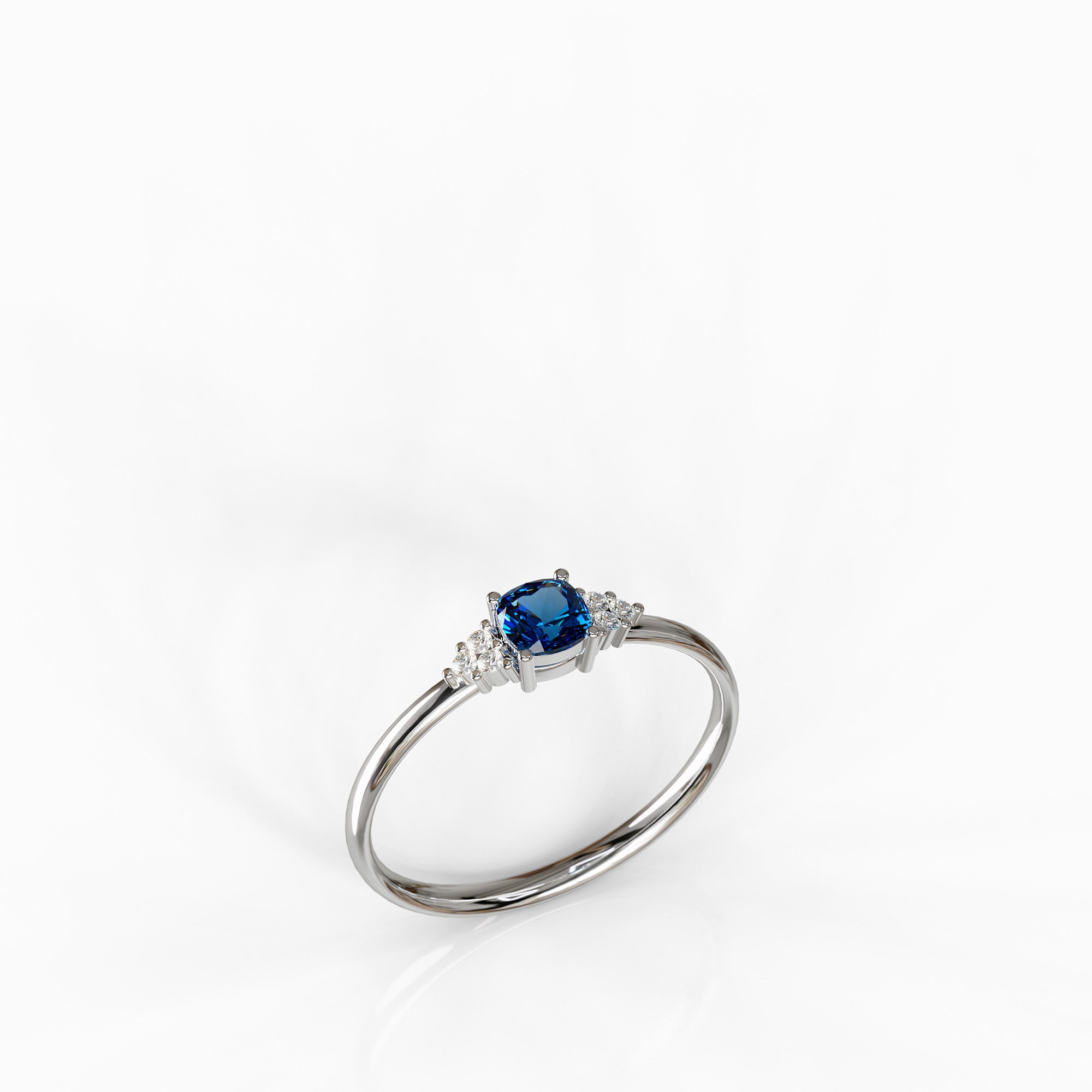 טבעת Luna מזהב לבן בשיבוץ אבן ספיר כחולה ויהלומים
