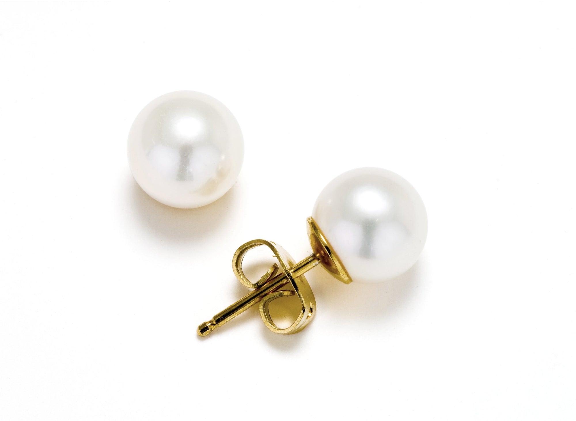 עגילי Marilyn זהב 14 קראט עם פנינה לבנה בעיצוב קלאסי