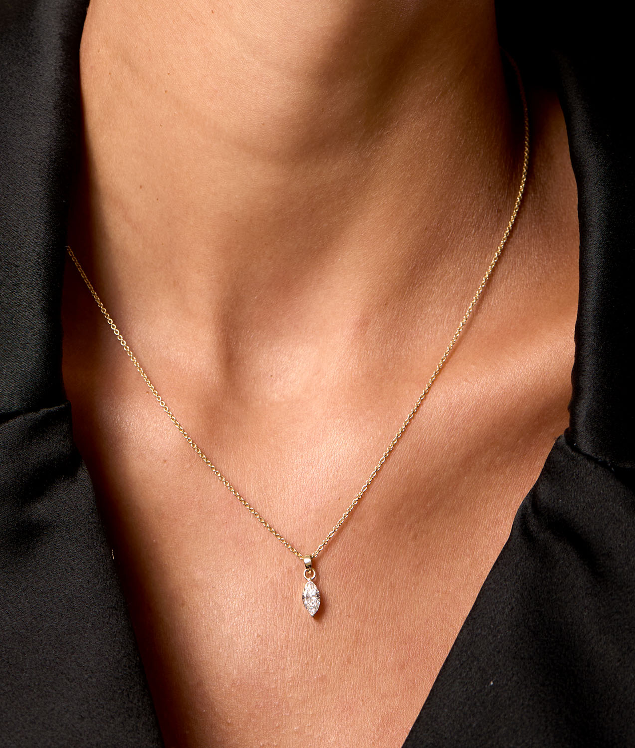 שרשרת יהלום מרקיזה על הצוואר - תכשיט יוקרתי בעבודת יד המשלב אלגנטיות קלאסית עם טאץ' מודרני