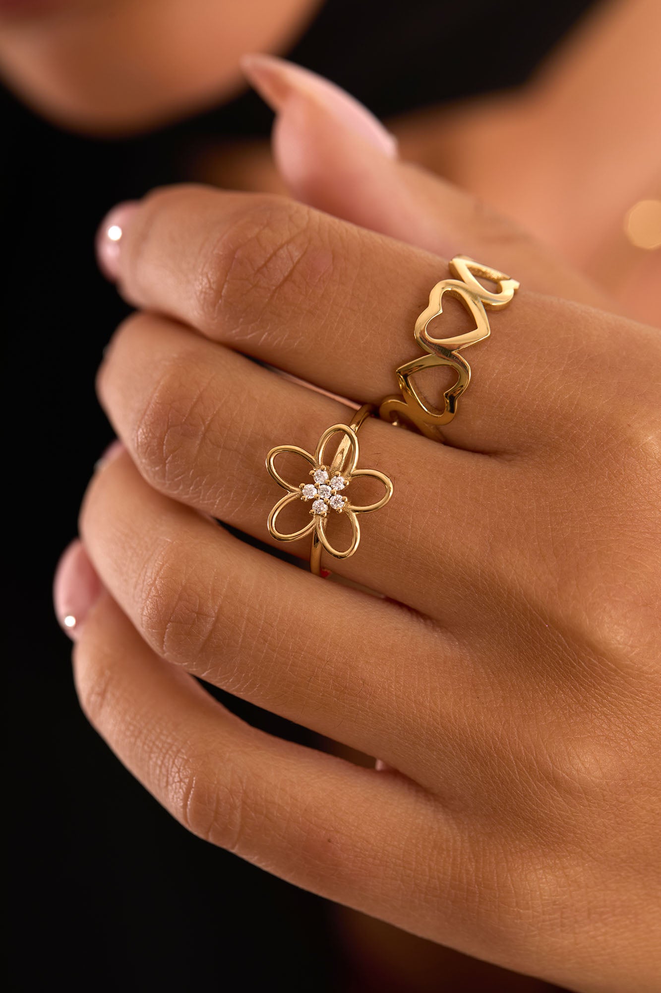 טבעת פרח עדינה מזהב דגם Nicole על היד