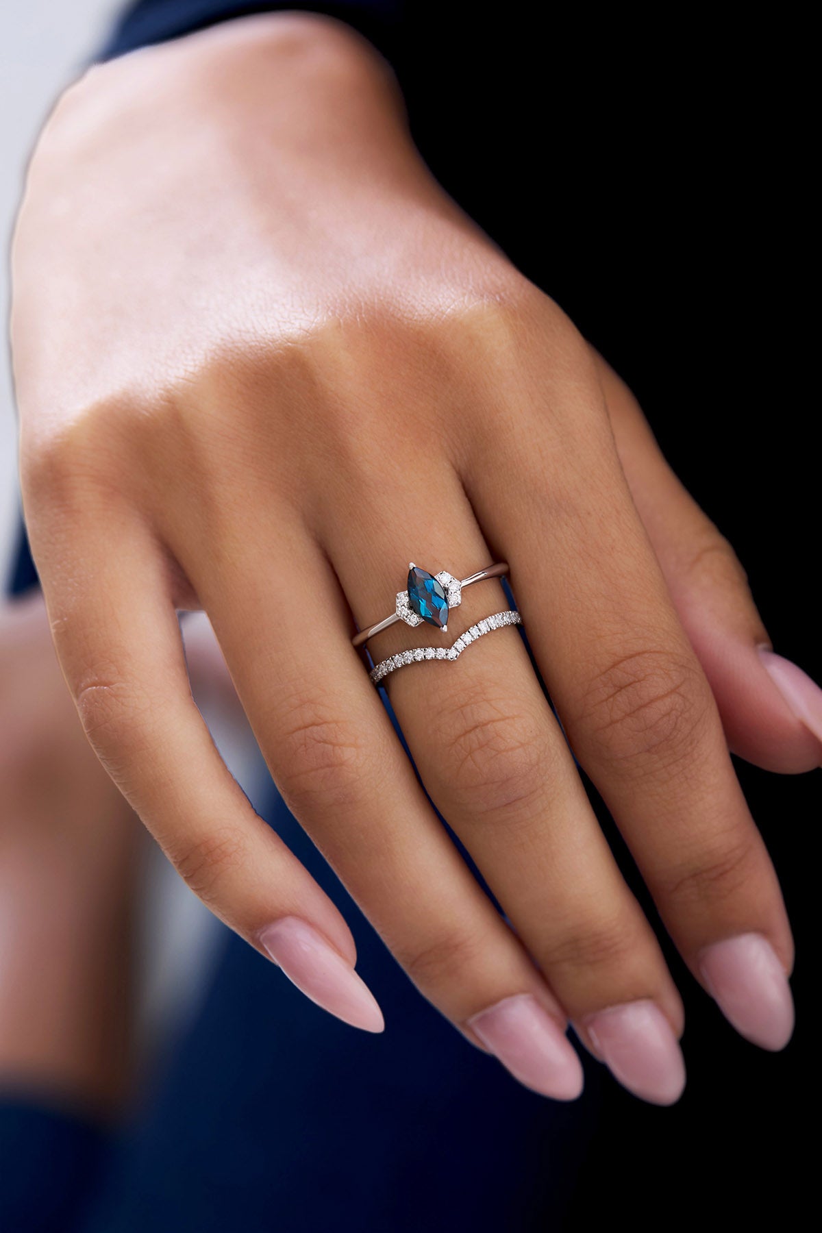 טבעת Noa עם בלו טופז ויהלומים על היד – עיצוב אלגנטי ורומנטי המעניק מראה אצילי וייחודי בכל מבט