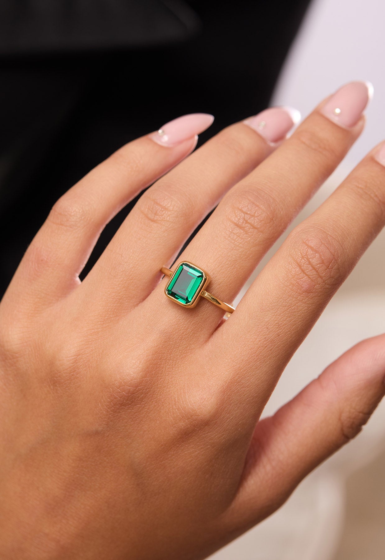 טבעת אמרלד ירוקה דגם Oasis על אצבע של אישה