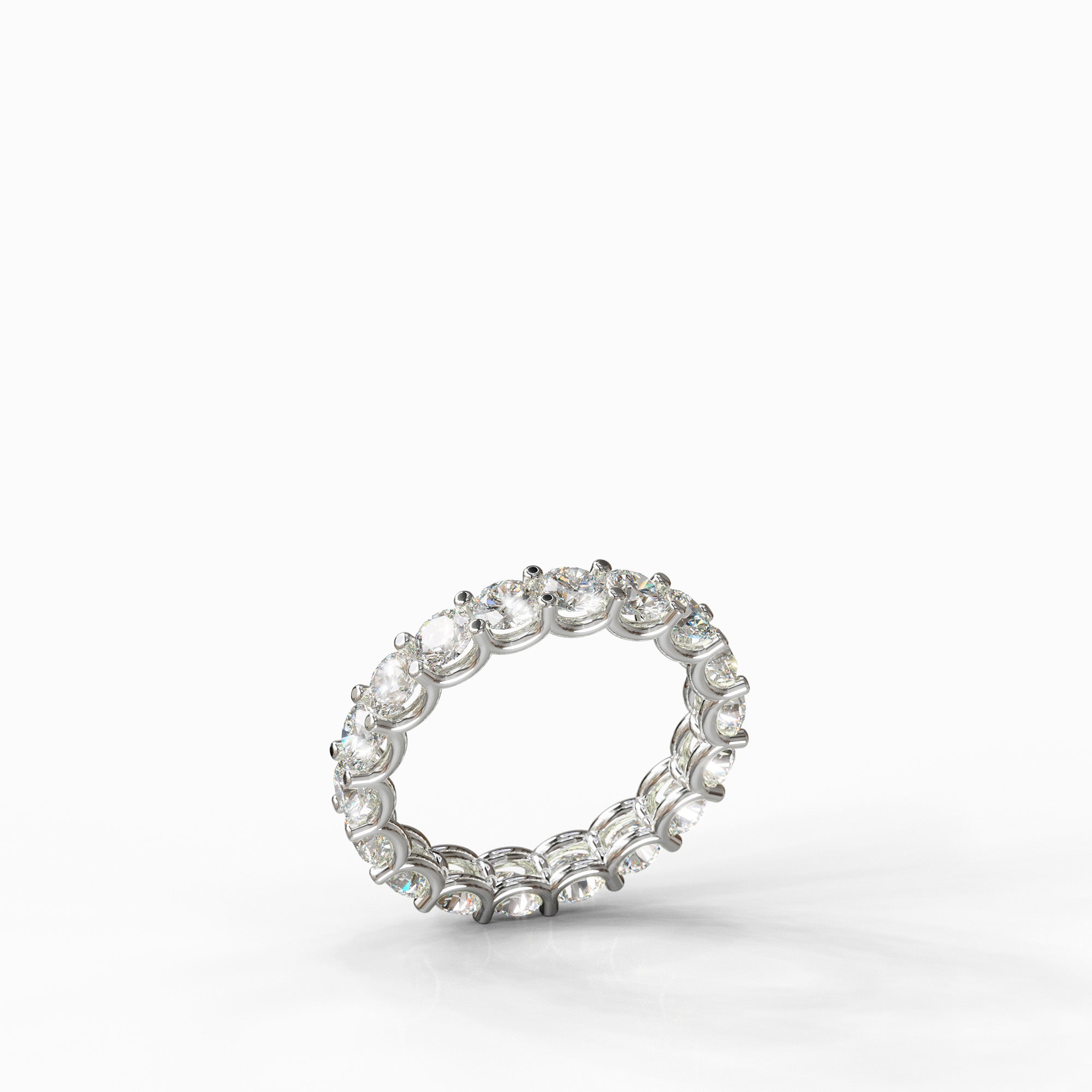 טבעת Oriana מזהב לבן 14 קראט בעיצוב איטרניטי (Eternity) בשיבוץ יהלומים טבעיים מסביב לכל ההיקף