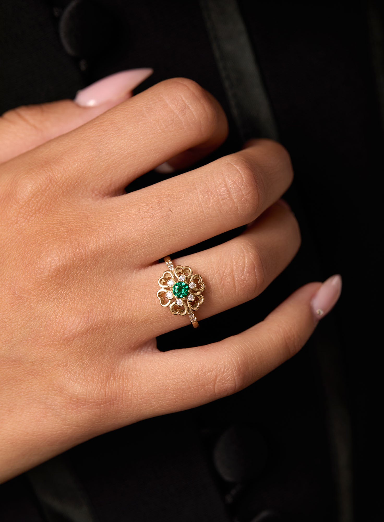 טבעת זהב מעוצבת דגם Paris עם אמרלד ויהלומים על אצבע של אישה