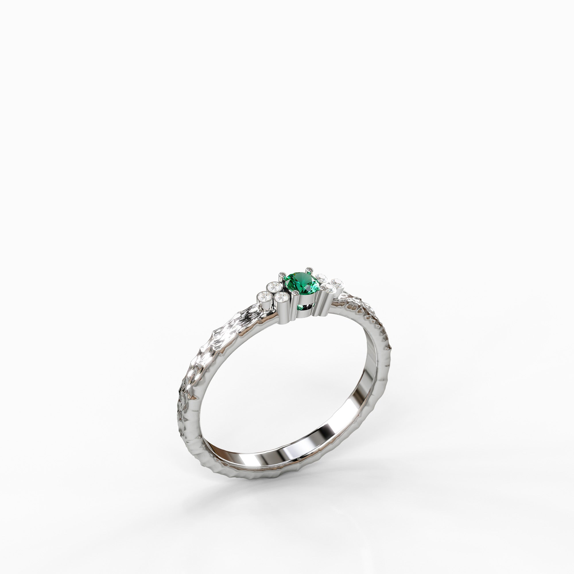 טבעת אמרלד דגם Shea מזהב לבן בעיצוב עדין ויוקרתי