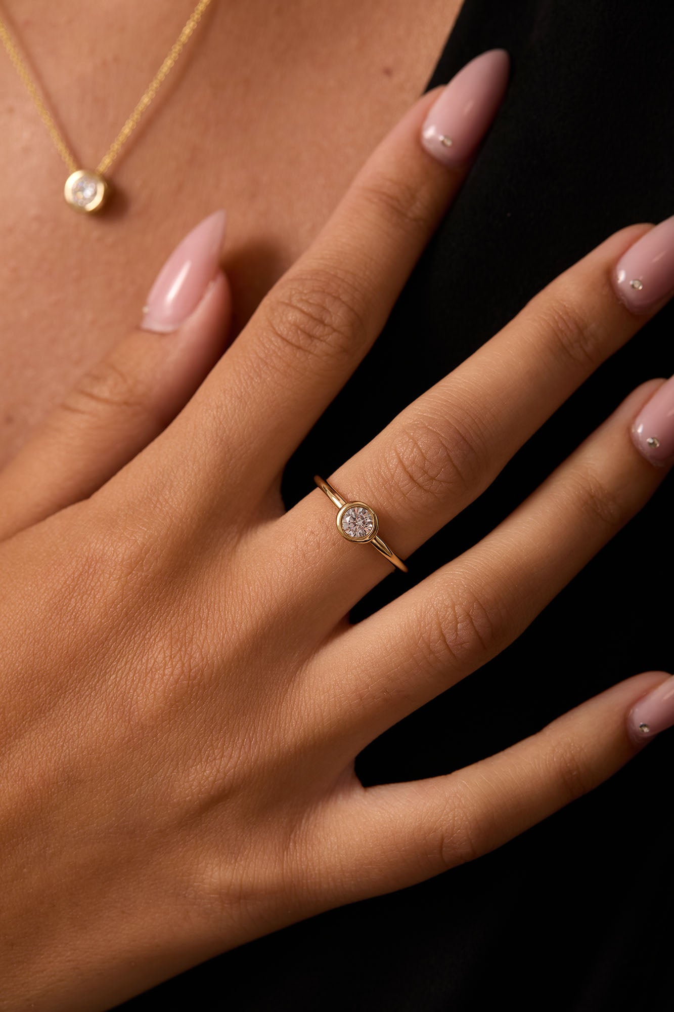 טבעת אירוסין סוליטייר זהב ויהלום על האצבע למראה עדין ואלגנטי