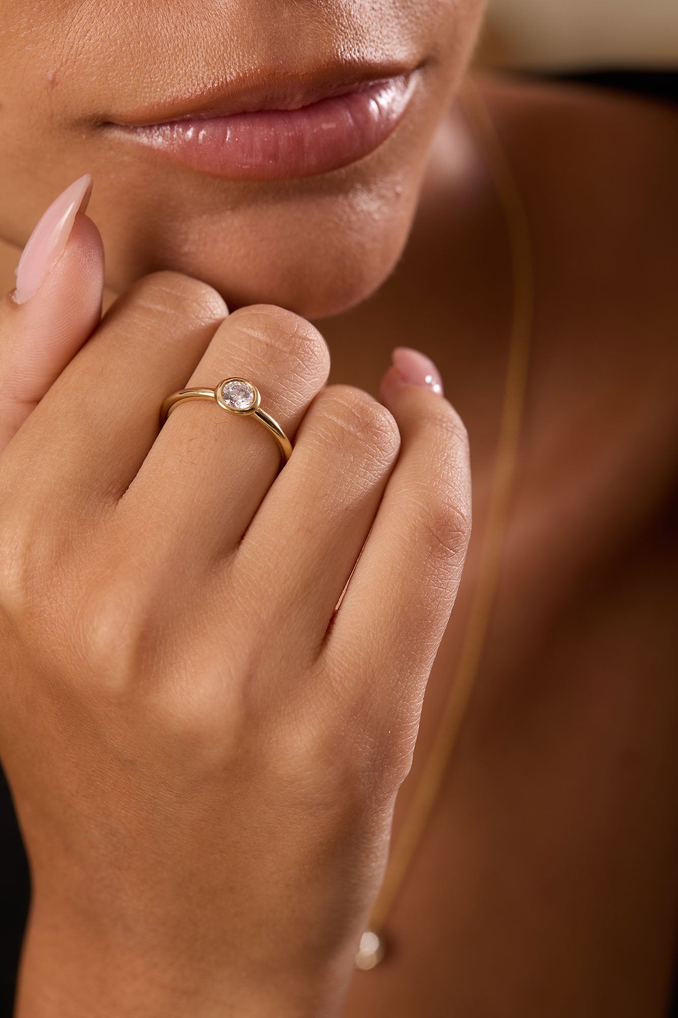 טבעת אירוסין סוליטייר זהב ויהלום על האצבע למראה קלאסי ומרהיב