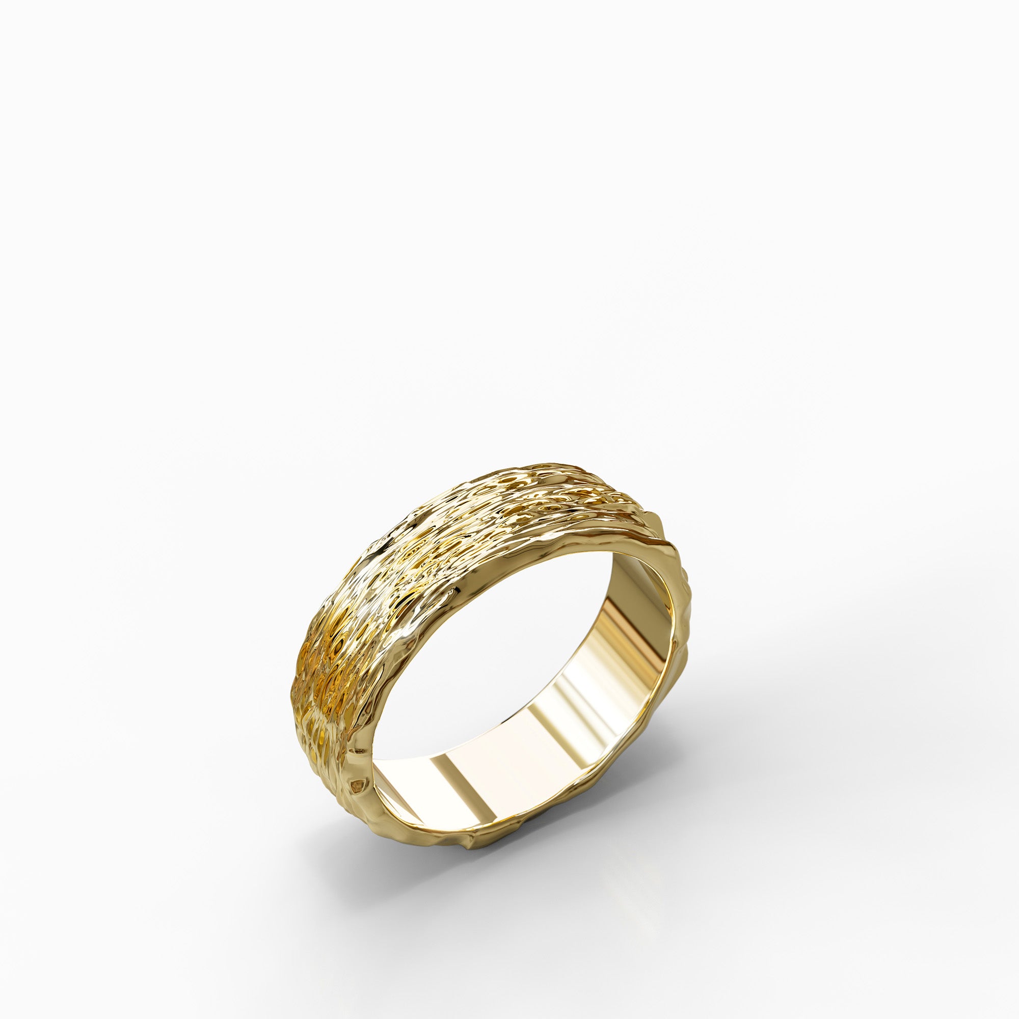 טבעת נישואין Vanessa מזהב צהוב רחבה עם טקסטורה מובלטת