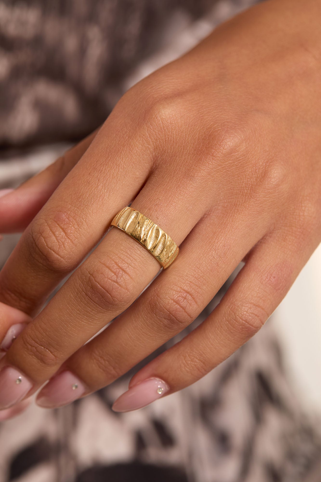 טבעת נישואין Zohar על היד – מראה יוקרתי ו