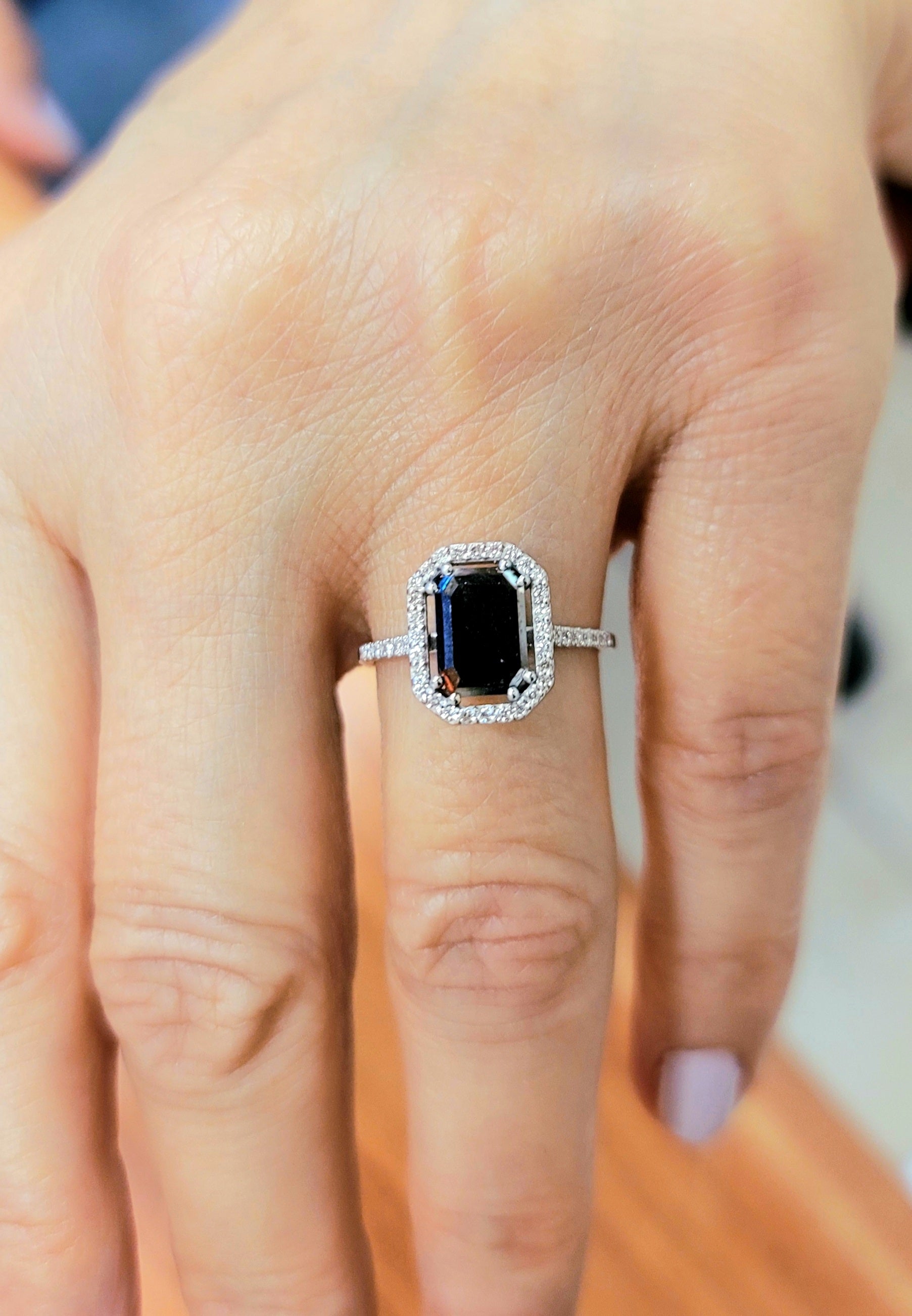 טבעת יהלום שחור ויהלומים לבנים בזהב לבן על האצבע