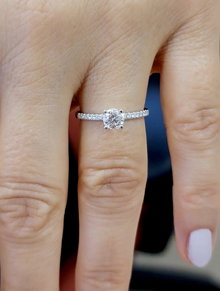 טבעת אירוסין זהב לבן עם יהלום נוצץ על האצבע למראה נצחי